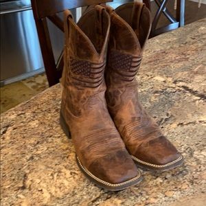 Distressed leather Ariat cowboy boots. Size 10 D